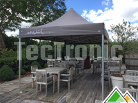 Tente pliante taupe avec personnalisation des volants pour bistro 't Verschil