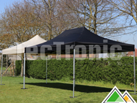 Chaque tente Solid 40 est disponible en noir, beige ou blanc