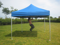 Tente pliante solide 3x3 Solid 50: on peut s'y suspendre!