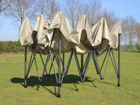 Châssis 3x3 Solid 30, ici monté à moitié, avec bâche de toit sable
