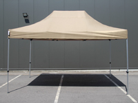 Chaque tente Solid 40 est disponible en noir, blanc, écru, bleu marine, vert et couleur sable (couleur sur la photo)