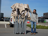Le châssis replié d'une tente pliante 4x4 et 4x8 mesure 2,10 m